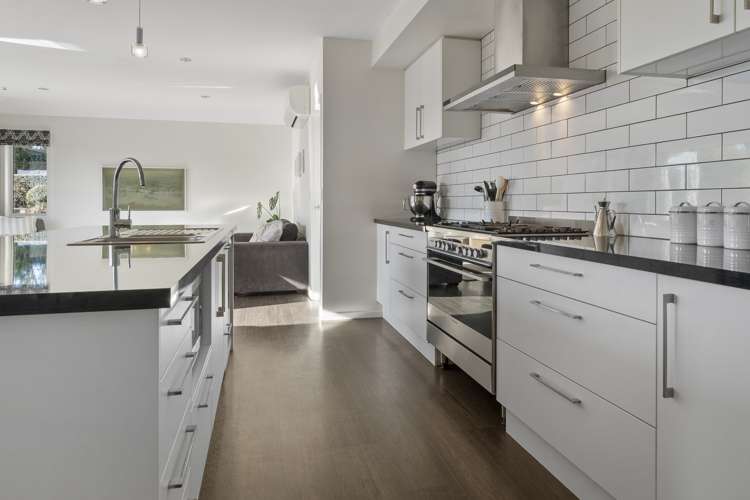 90 Washbourn Drive Richmond_11