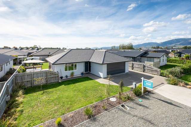 Spacious Family Living with a Garden Lover’s Dream