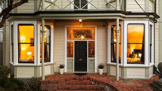 GRAND PROPORTIONS & EXCEPTIONAL GARAGING