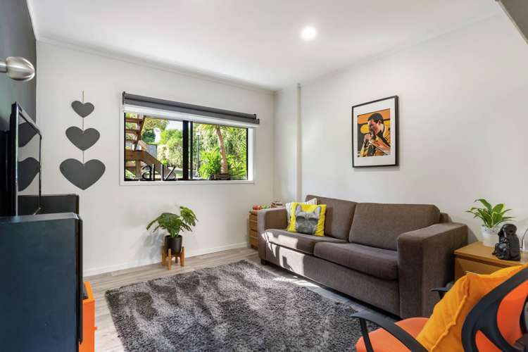 2/87 Beach Road Mellons Bay_11