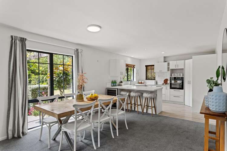 61 Travis Country Drive Burwood_3