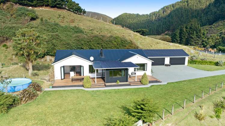 541 South Makara Road Makara_6