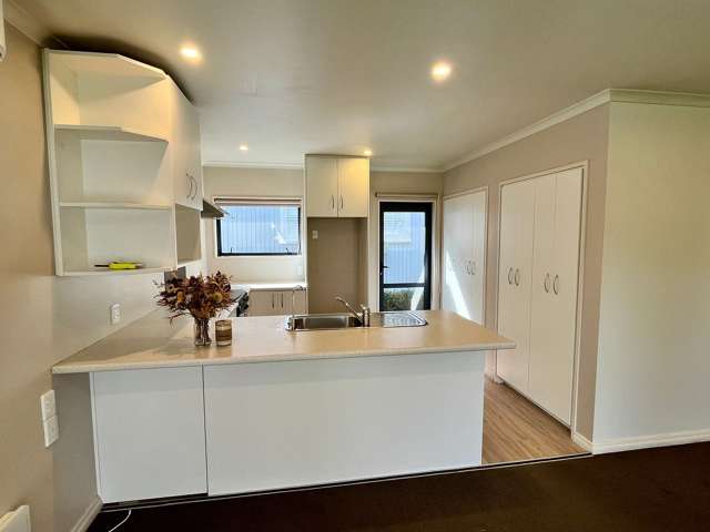 Charming 2-Bedroom Cottage: Heart of Riverhead