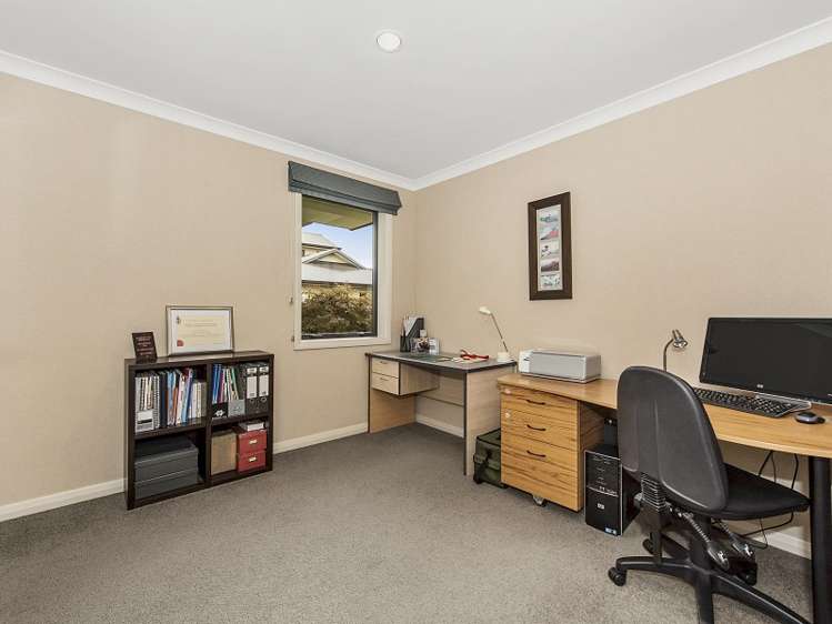 7 Compton Grove Huntington_11