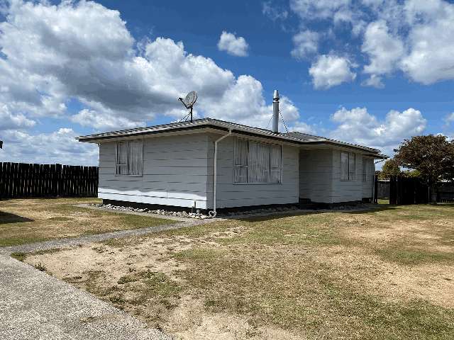 Ready now! Tidy 3BR house, near Kindy's & Schools