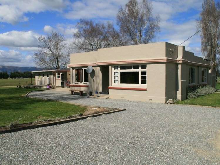 261 Middle Road Gore Surrounds_9