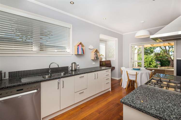 13 Coronation Street Belmont_14