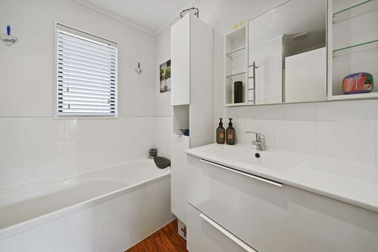 2 Tedder Way Karori_13