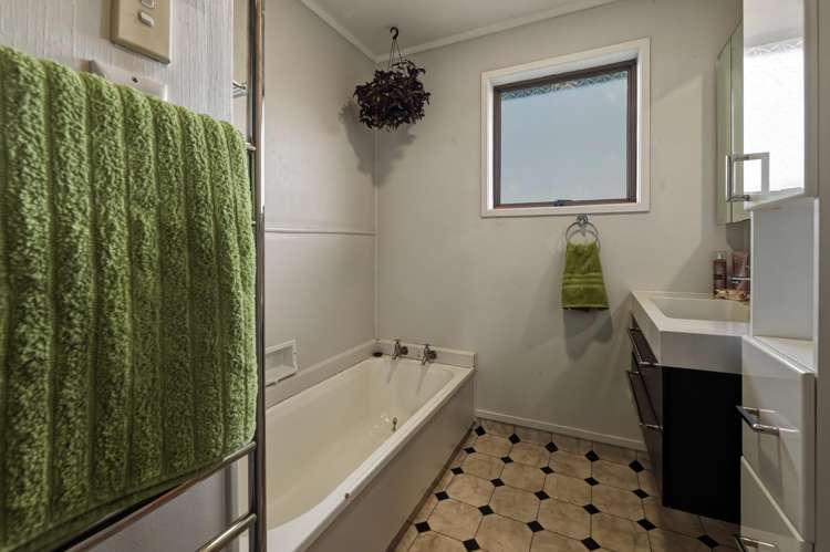 17 Byron Grove Owhata_16