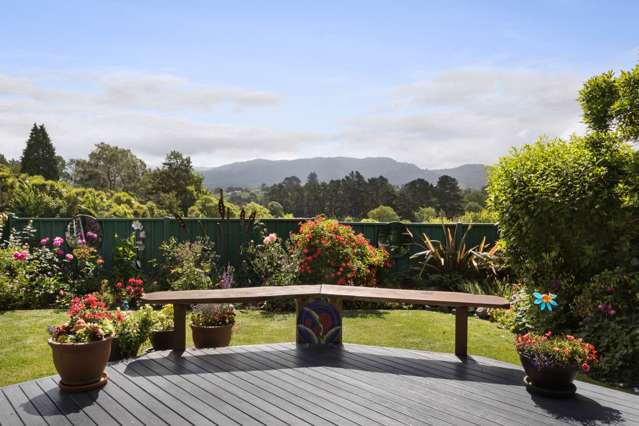 Easy Living with Stunning Kaimai Views