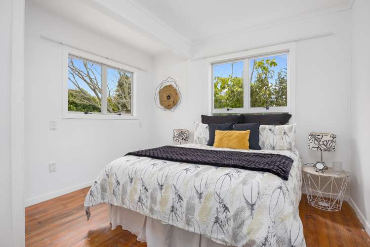 9 Piccadilly Circus Snells Beach_12