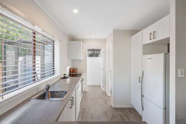 1/21 Ayton Drive Totara Vale_9