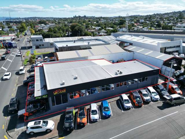 410M² BUILDING ON CORNER SITE