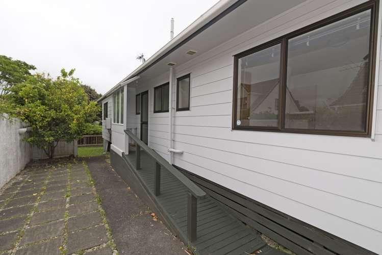 2/36 Takapu Street Henderson_17