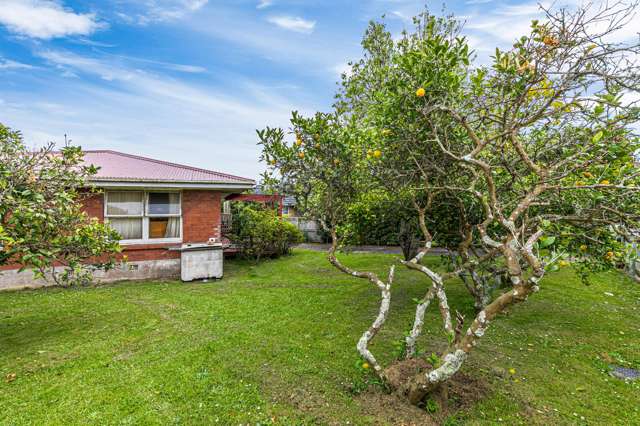 19 Crown Crescent Otara_4