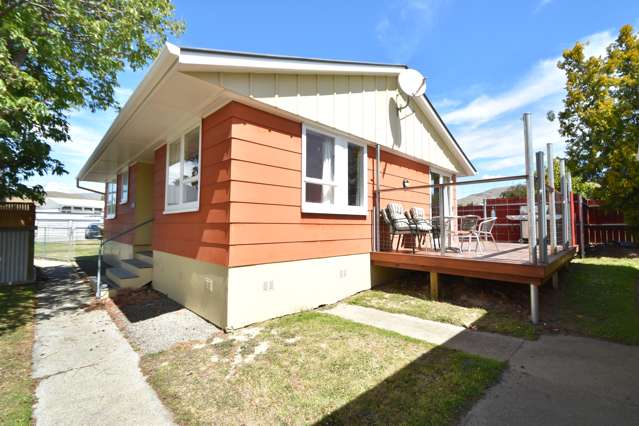 The Classic Kiwi Bach: Lakes, Boats & BBQ Ready