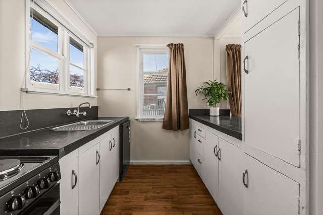Sunny Start With Spacious Garaging