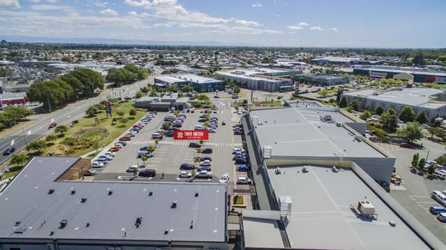 Small retail tenancy in major bulk retail centre