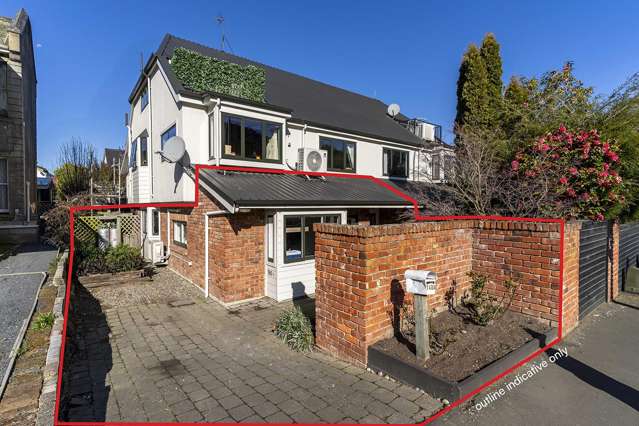 Two-bedroom townhouse, steps from the city