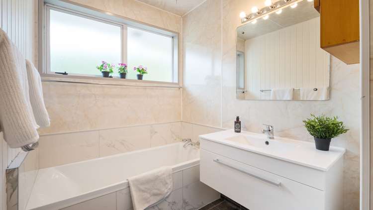 2/8 Charlene Place Hillsborough_11