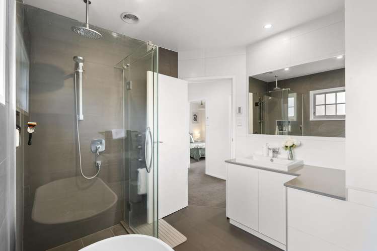 16 Pickwick Parade Mellons Bay_18