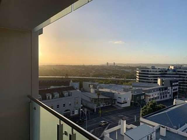 Large Central 2B / 2B Apt w/ Views & Parking!