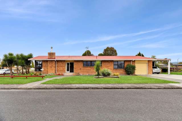 Tidy brick beauty near town