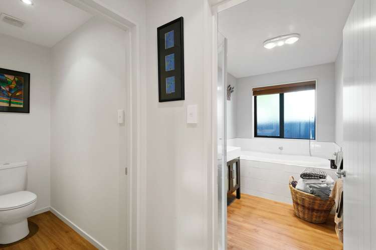 8 Tatahi Street Parklands_10