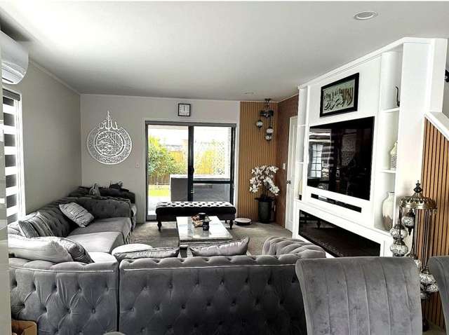 3 Bedrooms + Study Modern House In Ranui