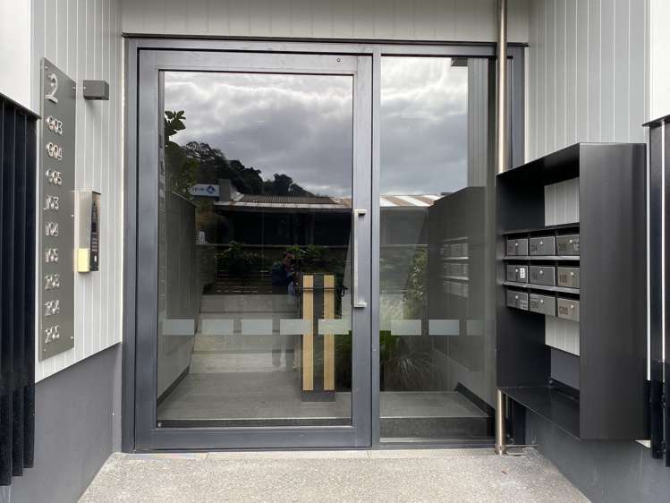 04/987g Mount Eden Road Three Kings_13