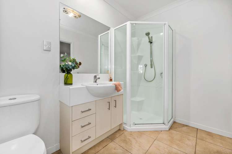 10 Mangerton Lane East Tamaki Heights_31