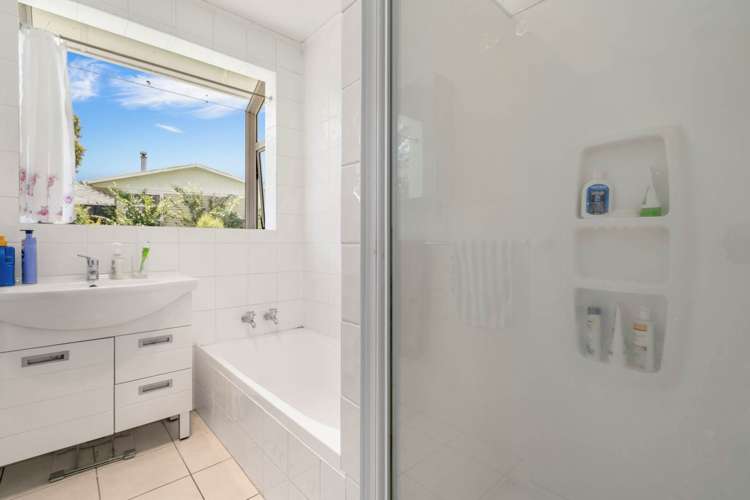 1/8 Ozich Avenue Te Atatu South_10