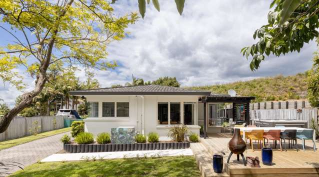 Lovely home so close to Omokoroa Beach