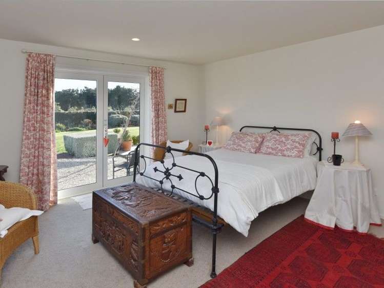 2 Elm Grove Amberley_13