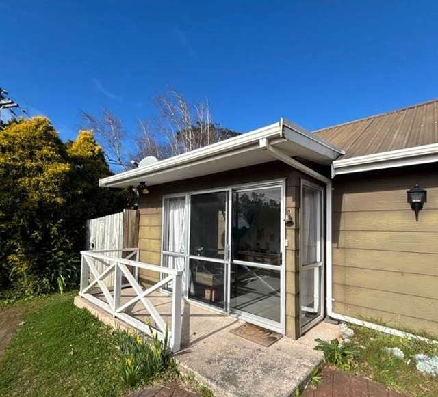 Sunny, Standalone 2-Bed Beauty – Private Fence...
