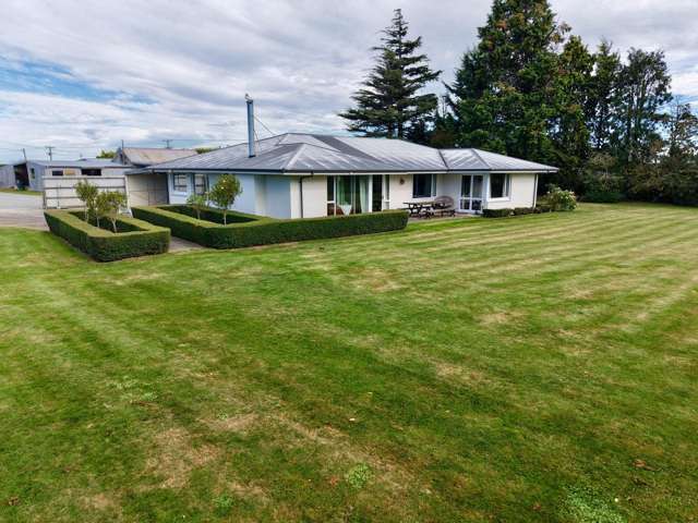 SPACIOUS FAMILY HOME, FOUR BED, ONE BATH, LARGE OUTDOOR AREA