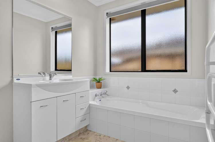 7 Kingroyal Lane Hamilton East_21