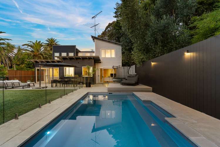 890 Beach Road Waiake_11