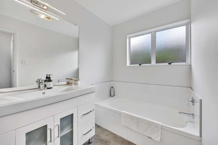 2/17 Beach Road Pahurehure_10