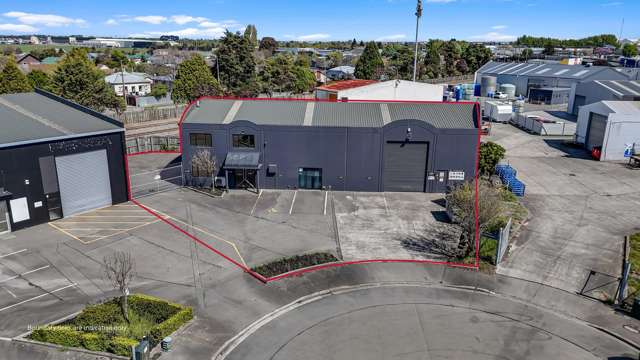 Modernised Industrial + Enclosed Yard