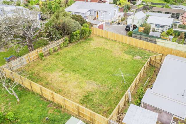 Walk to the shops! Private 465m2 section