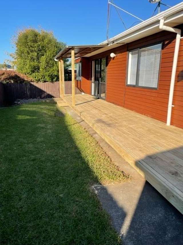 Sunny 3 Bedroom Home with Deck, Garden and Garage in Ellerslie