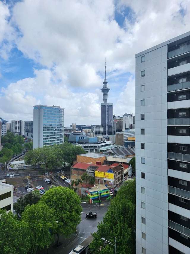 Central Auckland 2BR Gem with Views!