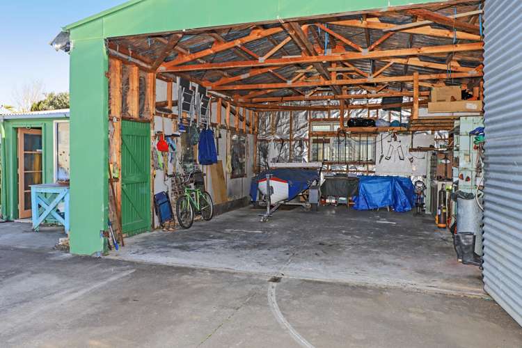 1422 Karamu Road North Mayfair_19