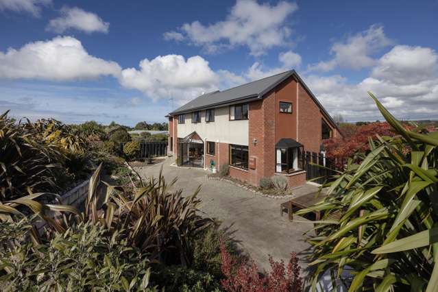 STUNNING LIFESTYLE LIVING WRAPPED IN BEAUTY