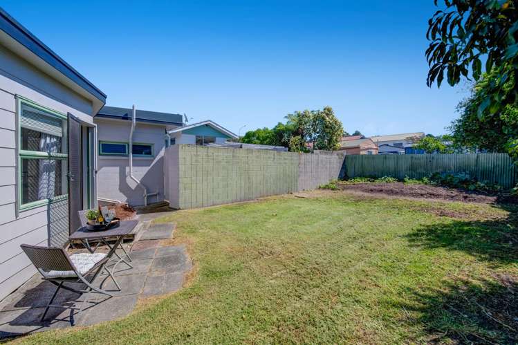 18 &18A Red Beach Road Red Beach_15