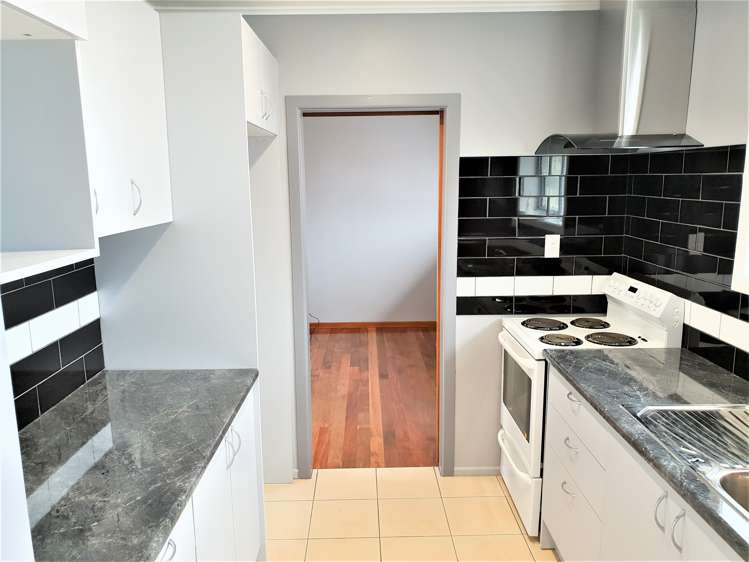 2/56 Royal View Road Te Atatu South_1