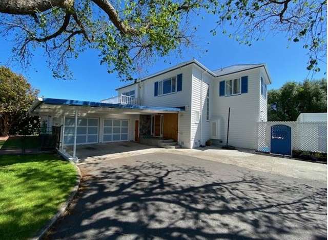 LARGE FAMILY HOME IN HEART OF LOWER HUTT