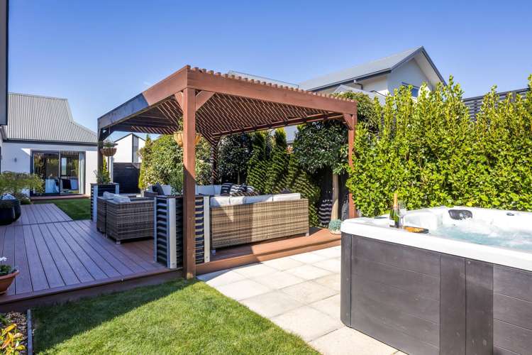 6 Waitikiri Square Parklands_23