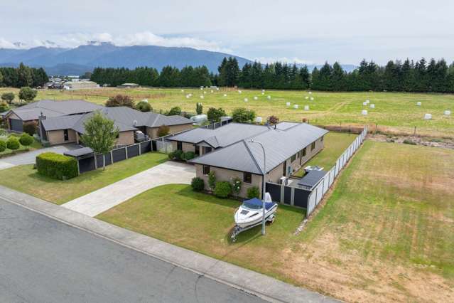 Mountain Views, Modern Retreat in Te Anau!